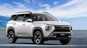 Perbandingan Mitsubishi Destinator 2025 berwarna putih dan Honda CR-V 2025